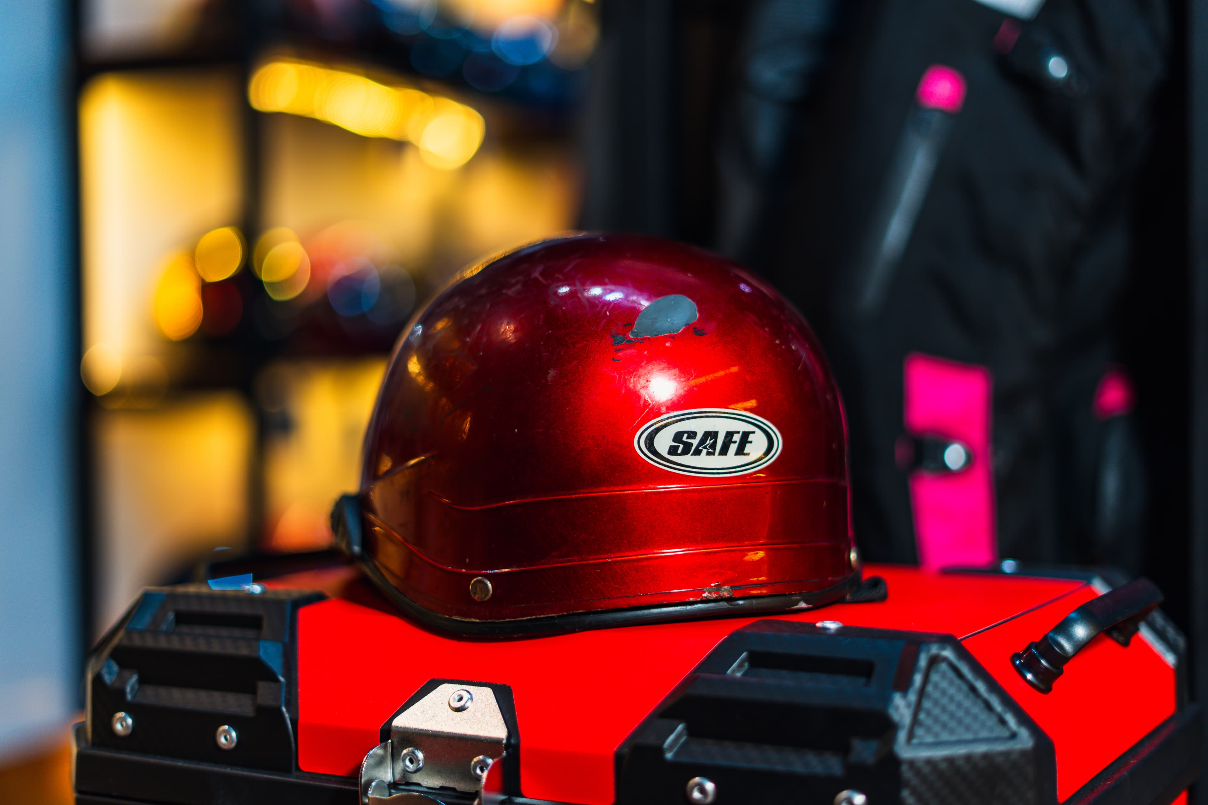 Motociclista con casco en ruta