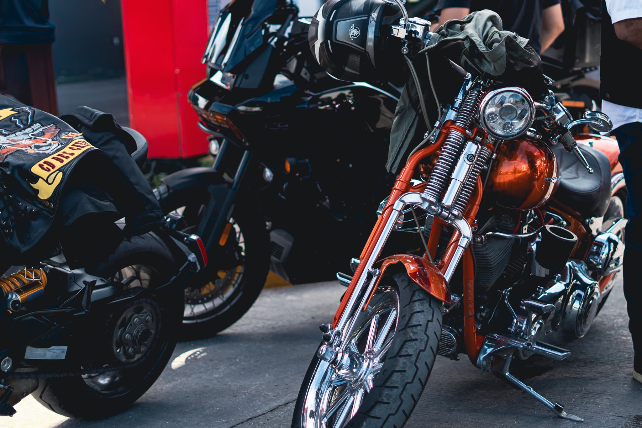 Detalle de casco de motociclista